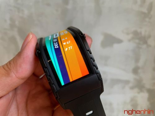 Nubia Watch có phần khung nối giữa màn hình và dây đeo được làm bằng thép không gỉ 316L. Đáng tiếc đây chỉ là phiên bản dây silicon, không phải dây da Napa, làm từ da bê nhập khẩu của Ý.