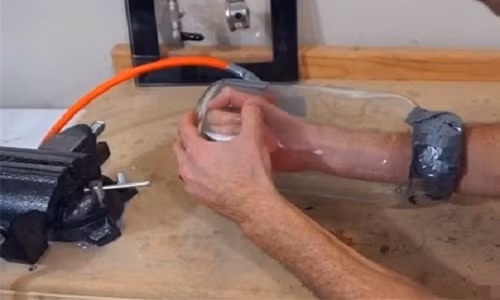 Cho tay vao binh hut chan khong, 25 phut sau ra dieu kinh hoang-Hinh-2