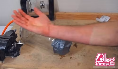 Cho tay vao binh hut chan khong, 25 phut sau ra dieu kinh hoang-Hinh-5