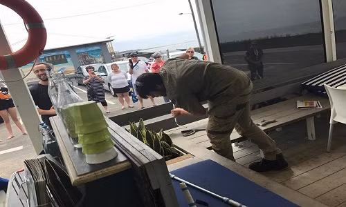 Tuong khach quen do choi, hoa ra la ran kich doc