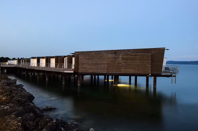  Khách sạn Palafitte, Thụy Sĩ Nhà sàn gỗ trên mặt nước không giới hạn tại những vùng nhiệt đới. Palafitte trở thành khách sạn đầu tiên và duy nhất ở châu Âu được xây dựng trên mặt nước vào năm 2002. Đây là tác phẩm thiết kế của kiến trúc sư Kurt Hoffmann và nhóm sinh viên của ông. Ngôi nhà nằm trên mặt hồ với nhiều hoạt động như chèo thuyền và mô tô nước dành cho du khách.