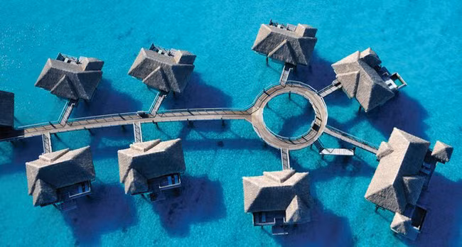  Four Seasons Bora Bora, quần đảo Polynesia thuộc Pháp Điểm nhấn của khu nghỉ dưỡng này là các bungalows (nhà sàn gỗ) nằm trên mặt biển. Tại đây, du khách có cơ hội tận hưởng phòng khách với không gian mở, phòng ăn thân thiện với thiên nhiên, bể bơi vô cực và xung quanh là hồ nước trong xanh.