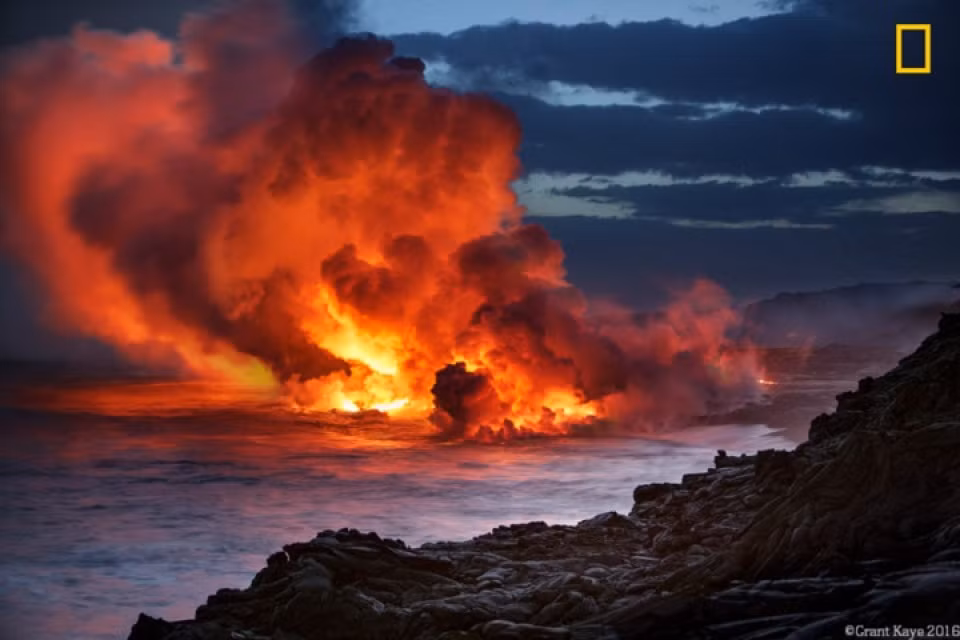 Nham thạch từ núi lửa ở Hawaii đổ xuống Thái Bình Dương.