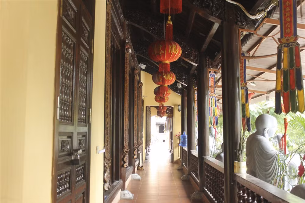 Kiến trúc chùa mới gồm 3 tầng, tầng thấp nhất dành cho việc bếp núc, tầng 2 là tòa Tam Bảo, còn tầng trên cùng là Tây Phương điện.