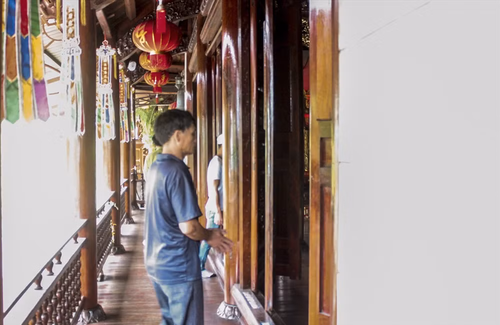 Càng vào sâu, chùa Hang Đồ Sơn càng thấp và hẹp với độ cao trong cùng khoảng 1,2 m và rộng khoảng 1,3m. Chùa có vị thế lưng ẩn sâu trong núi vững chãi và mặt hướng ra biển cả mênh mông. Nhìn từ xa, chùa, tháp, nhà thờ tổ,… hợp lại thành một quần thể kiến trúc độc đáo về dáng vóc, đa dạng về hình khối.