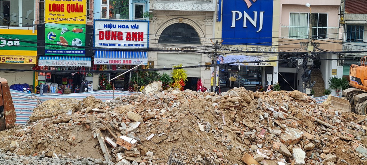 Tình trạng xà bần chất đống giữa các tuyết đường phố trung tâm TP. như Ngô Gia Tự, Hùng Vương tạo nên cảnh nhếch nhác.