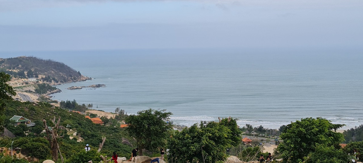 Tượng Phật ở vị trí “tựa sơn – vọng hải” phía trước trông ra đầm Thị Nại, và xa xa là biển Đông.