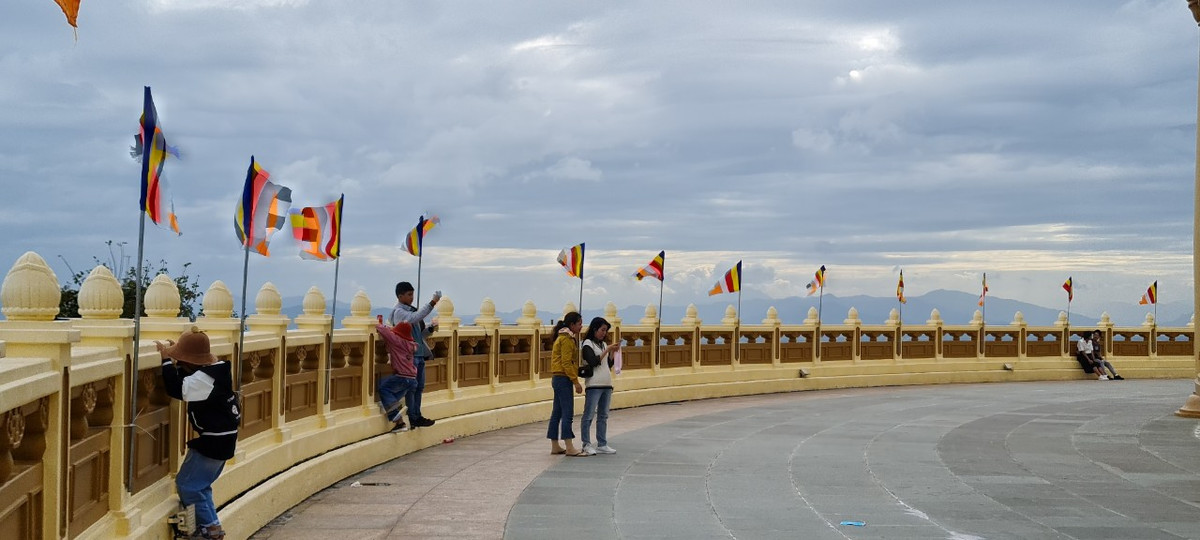 Du khách sẽ choáng ngợp trước khung cảnh thiên nhiên tuyệt mỹ từ mọi góc nhìn. Đây cũng là địa điểm "sống ảo" cực chất của nhiều bạn trẻ.