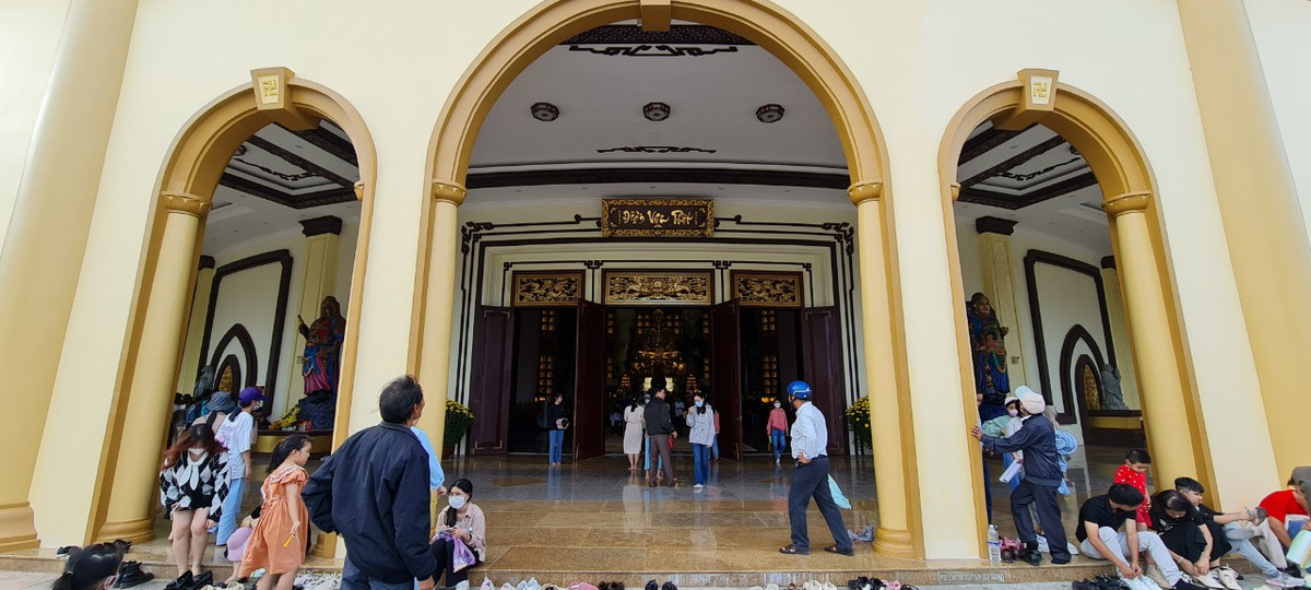 Ngay dưới chân là Điện Vạn Phật có thiết kế hình tròn độc đáo với vô số tượng Phật nhỏ bên trong, đã mở cửa cho du khách đến dâng hương.