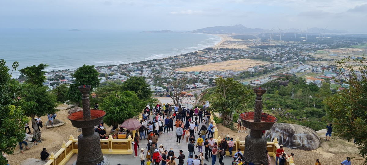 Nhìn xuống bên dưới, dòng người tấp nập đến lễ Phật trong những ngày đầu năm.