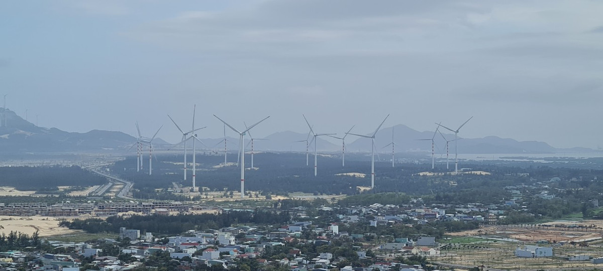 Phóng tầm mắt ra xa, giữa khung cảnh thiên nhiên tuyệt đẹp là Cánh đồng điện gió nằm trên Bán đảo Phương Mai, hớp hồn biết bao du khách.
