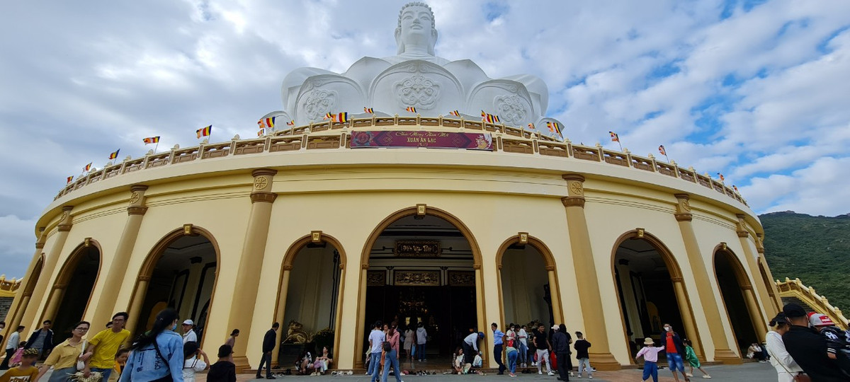 Tượng Đức Phật ngự trên tòa sen, ở lưng chừng núi, trên độ cao 129m so với mặt nước biển, nhìn ra biển Đông, lưng tựa vào ngọn núi cao nhất trong quần thể khu di tích Núi Bà. Đây được xem là công trình tượng Phật Thích Ca Mâu Ni ngồi lớn nhất Đông Nam Á thời điểm khánh thành (tháng 11/2017).