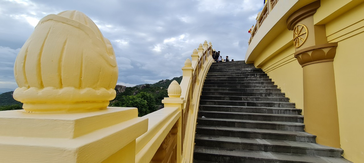 Những bậc thang dẫn lên đài sen...