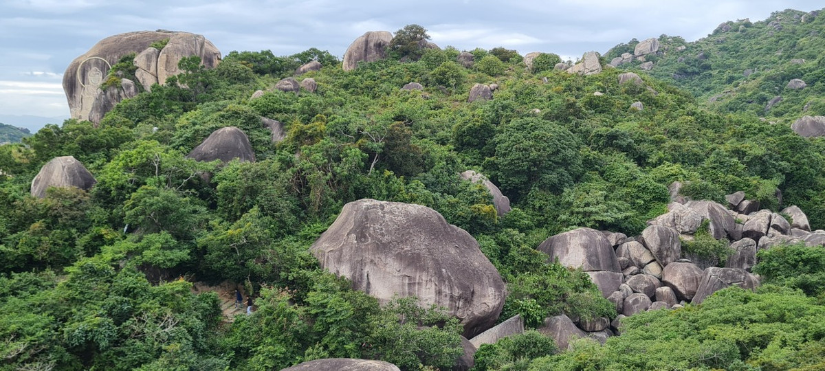 hía sau là núi Bà vững chãi, hùng vĩ và oai nghiêm.