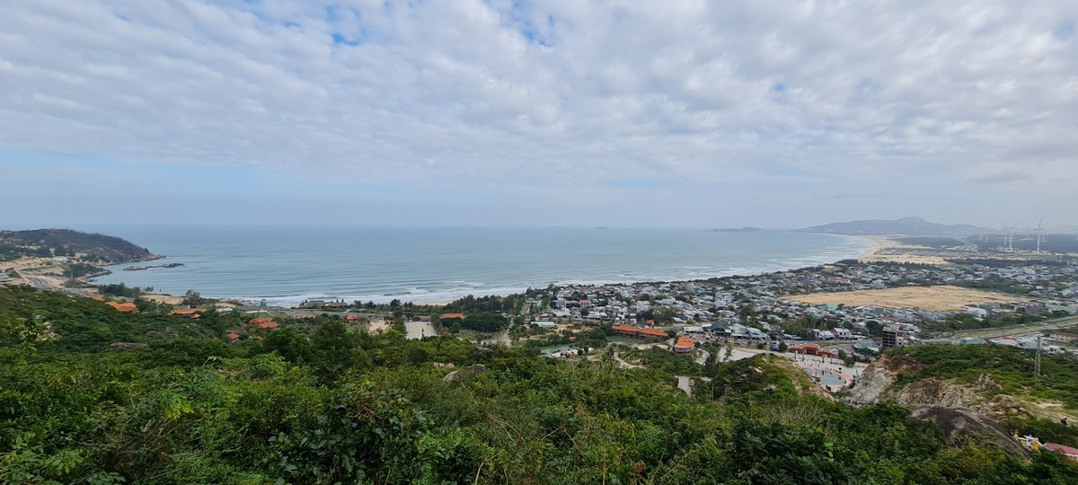 Từ đây nhìn về hướng Đông, biển trời một màu ngút ngàn, cảnh đẹp tuyệt trần giữa vạn cảnh nhân gian.