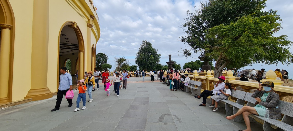 Ngồi dưới chân tượng Phật, ngắm nét Phật nghiêm trang in trên nền trời xanh biếc, mang đến cho du khách một cảm giác bình yên khó tả.