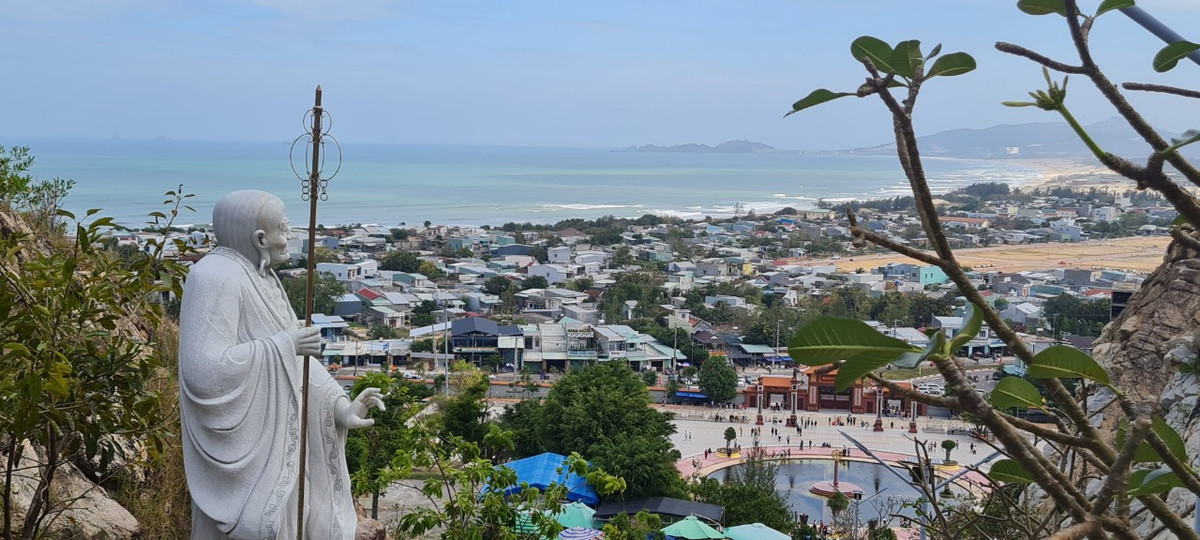 Dọc theo đường hành lễ từ phía dưới lên đến bức tượng là 18 vị La-hán được đúc như thật.