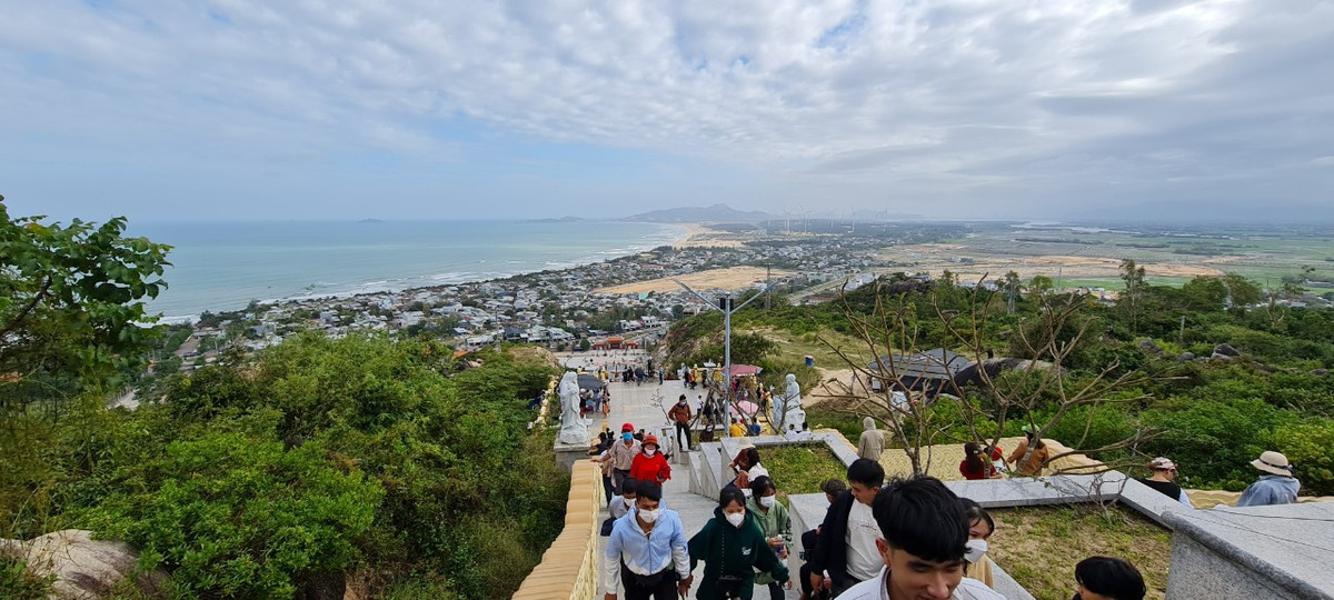 Con đường chinh phục những bậc thang giống như từng bước vượt qua gian lao, thử thách của cuộc sống và cả trong con đường tu đạo.