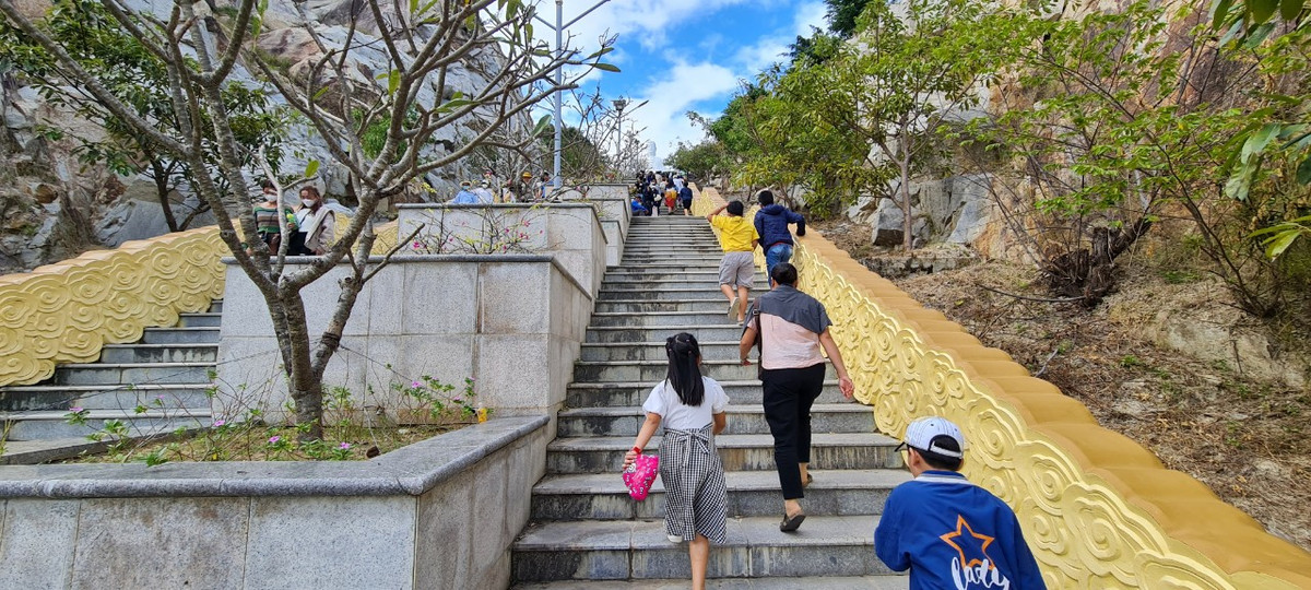 Nơi đây đang dần trở thành một địa điểm du lịch tâm linh thu hút đông đảo du khách thập phương đến tham quan, chiêm ngưỡng khi về miền đất võ.