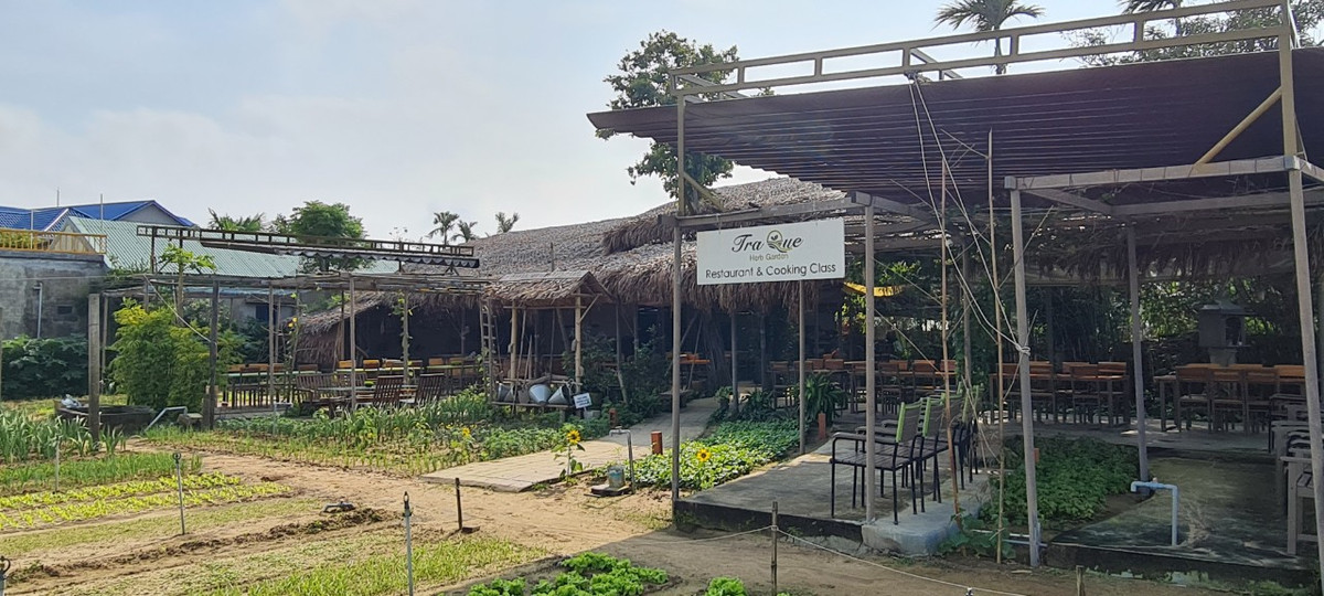 Đến với làng rau Trà Quế, du khách còn có thể tự tay chuẩn bị nguyên liệu, chế biến nên những món ăn đặc trưng của phố Hội tại khu nhà hàng kế bên.