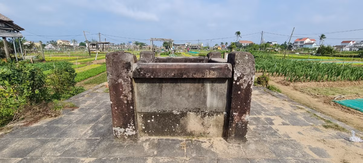 Giếng đá Trà Quế được xây theo kiểu kết hợp trên vuông, dưới tròn.