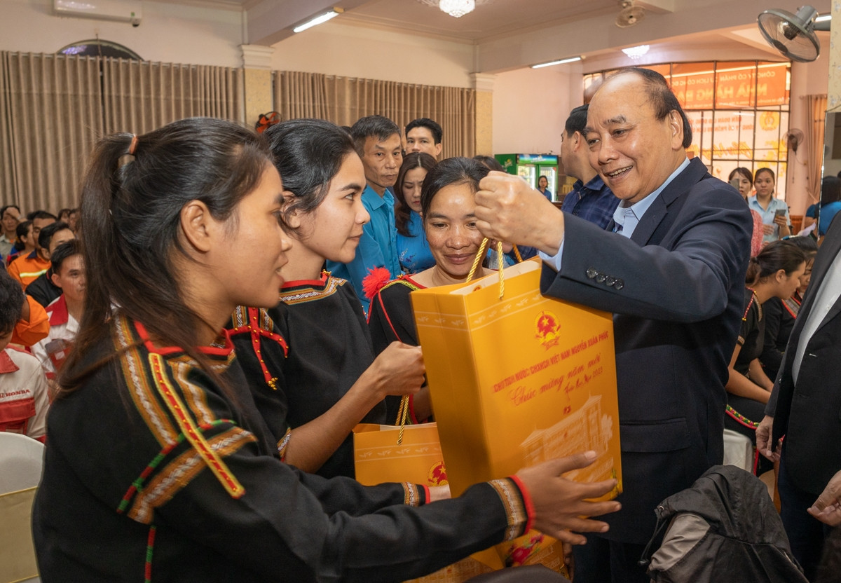 Chủ tịch nước thăm, chúc Tết Bộ đội Biên phòng và công nhân tỉnh Đắk Lắk - Hình 3 Chu tich nuoc tham, chuc Tet Bo doi Bien phong va cong nhan tinh Dak Lak-Hinh-3