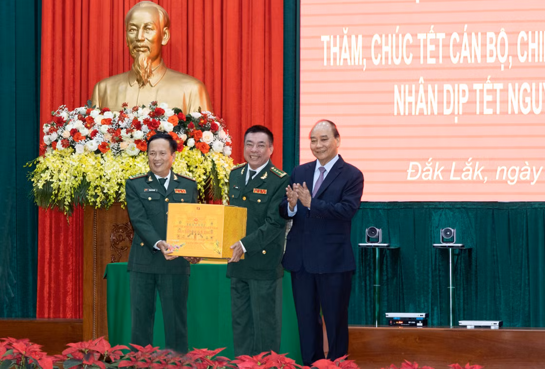 Chu tich nuoc tham, chuc Tet Bo doi Bien phong va cong nhan tinh Dak Lak-Hinh-2