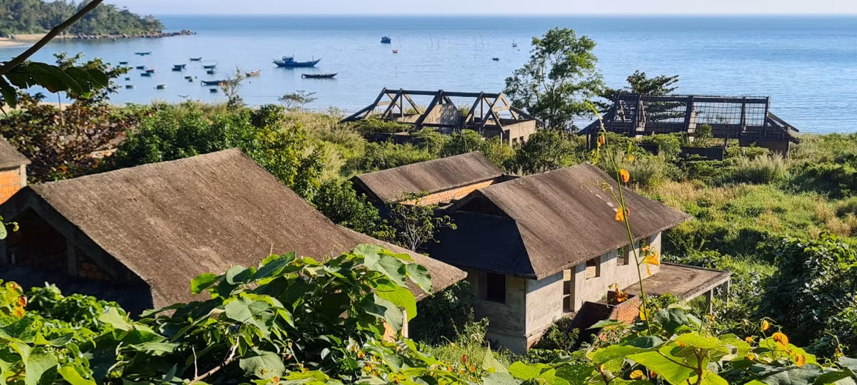 Cảnh hoang phế đến khó tin tại một trong những khu vực đẹp nhất bán đảo Sơn Trà.