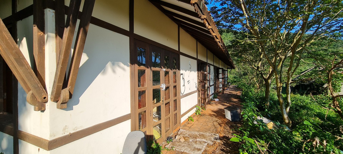 ột dãy nhà đã tương đối hoàn thiện đang bị bỏ hoang, cửa đóng then cài.