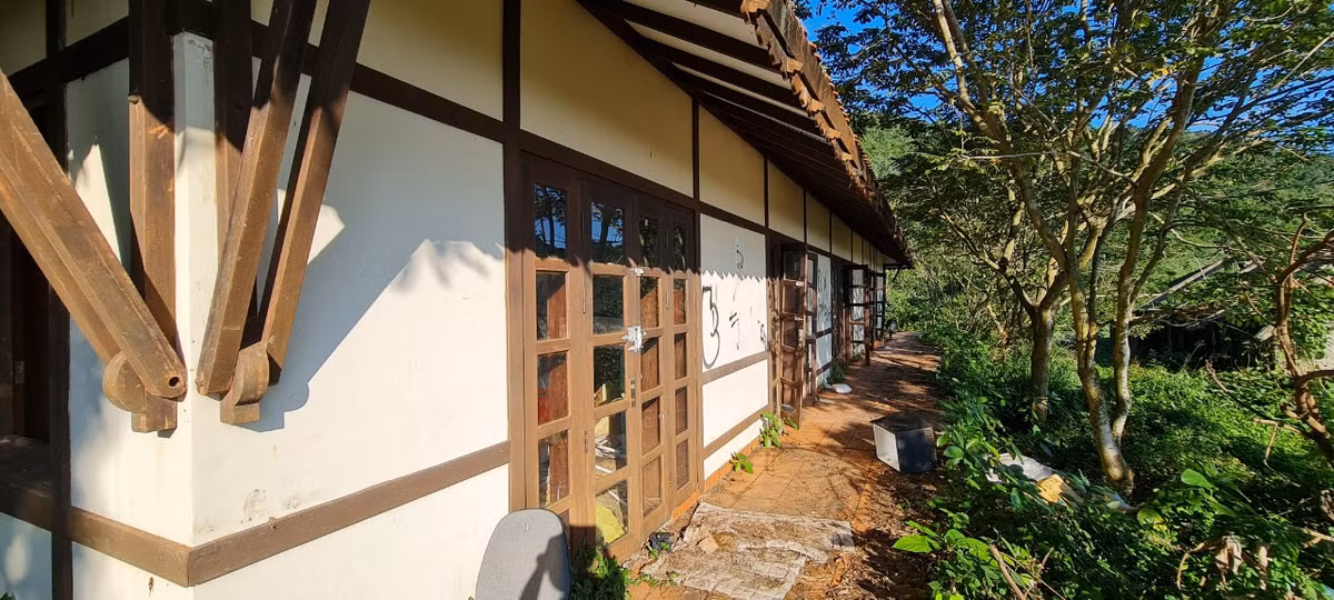 Một dãy nhà đã tương đối hoàn thiện đang bị bỏ hoang, cửa đóng then cài.