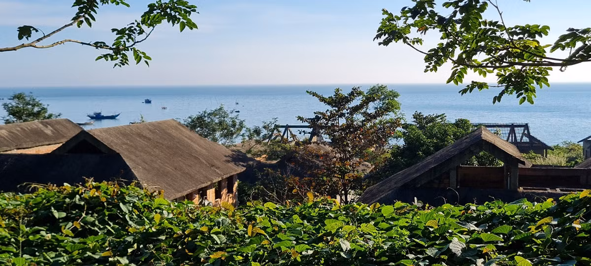 Việc bỏ hoang các công trình như thế này không những gây lãng phí mà còn làm mất mỹ quan.