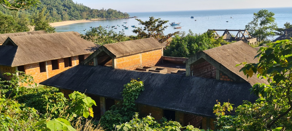 Giữa khung cảnh thiên nhiên tuyệt đẹp là dãy biệt thự "ma".