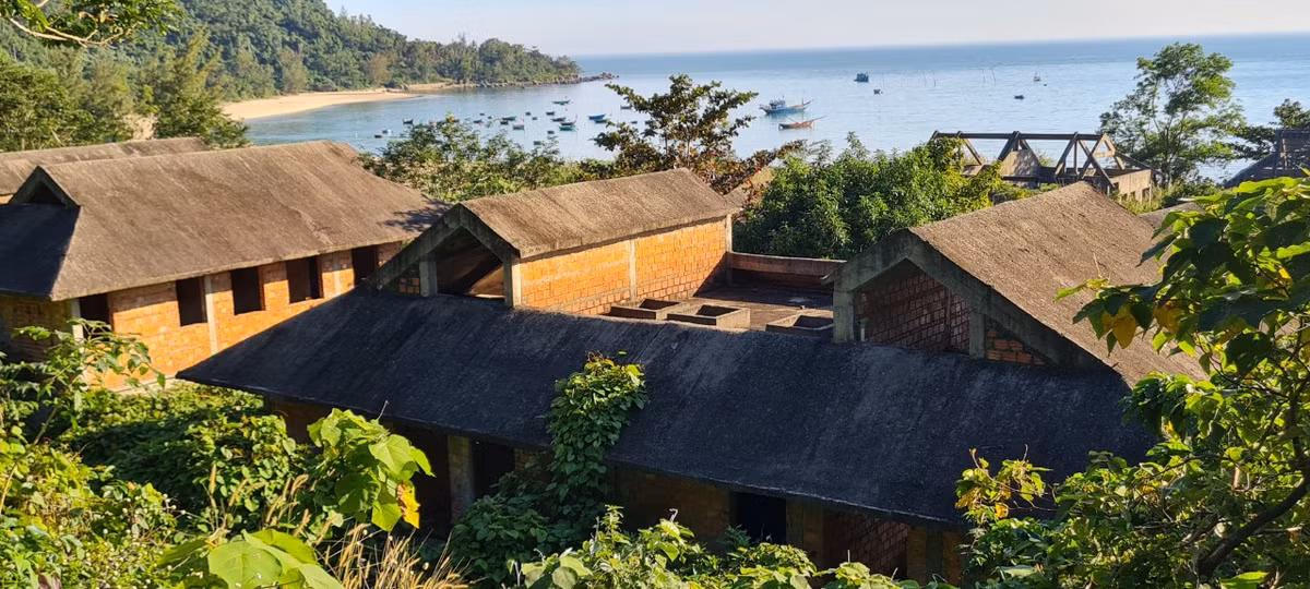 Giữa khung cảnh thiên nhiên tuyệt đẹp là dãy biệt thự "ma".