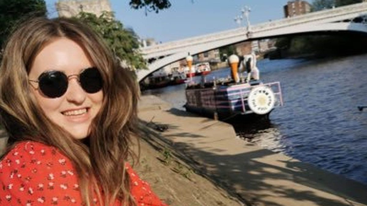 Bo tien vao lo khi bi goi nham ten, co gai du dinh mua nha