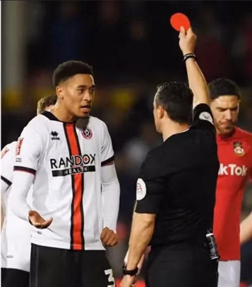 Tai sao the do trong tran dau o cup FA co hinh tron?