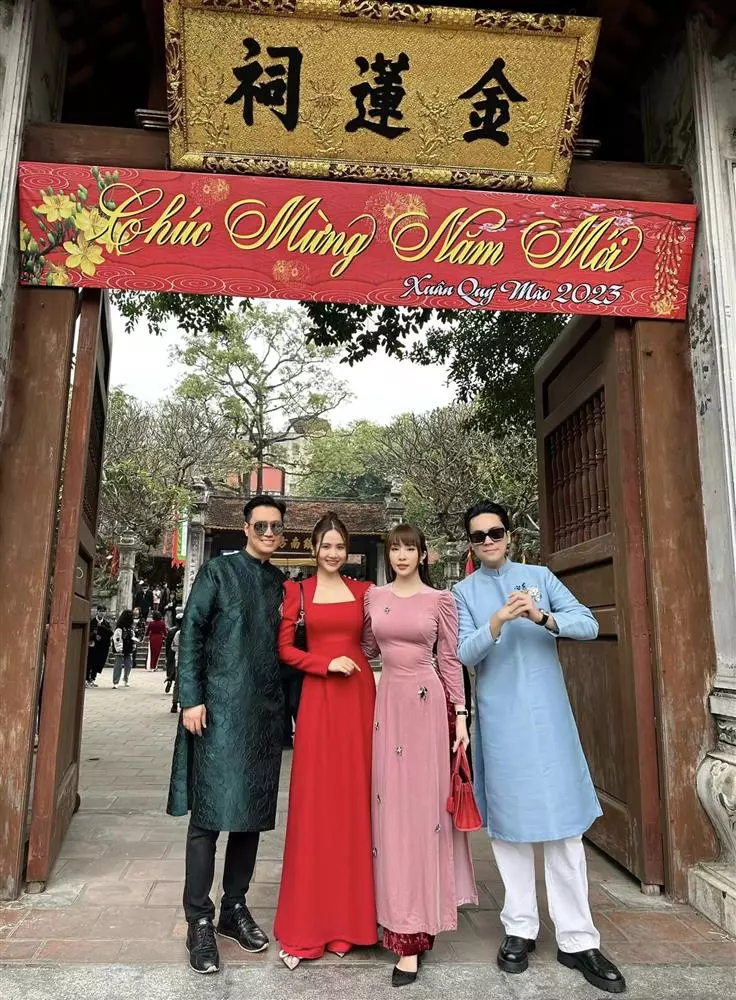 Quynh Nga, Viet Anh di choi Tet cung hoi ban than, tranh dung gan-Hinh-5