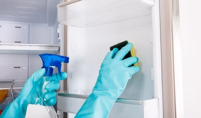 5 buoc khu sach mui hoi va vet ban trong tu lanh sau Tet-Hinh-3