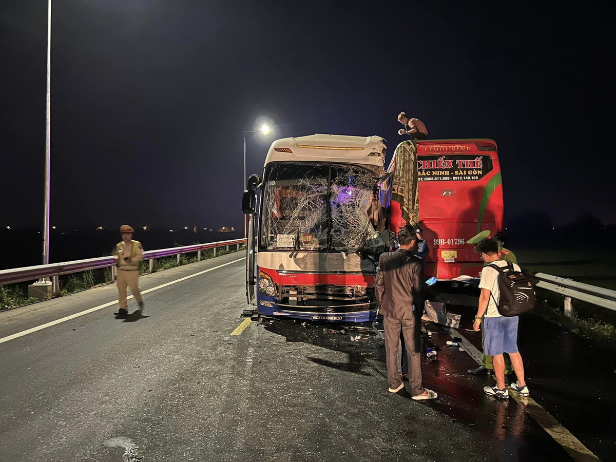 Xe khách va chạm trên cao tốc Đà Nẵng- Quảng Ngãi, 27 người thương vong Xe khach va cham tren cao toc Da Nang- Quang Ngai, 27 nguoi thuong vong