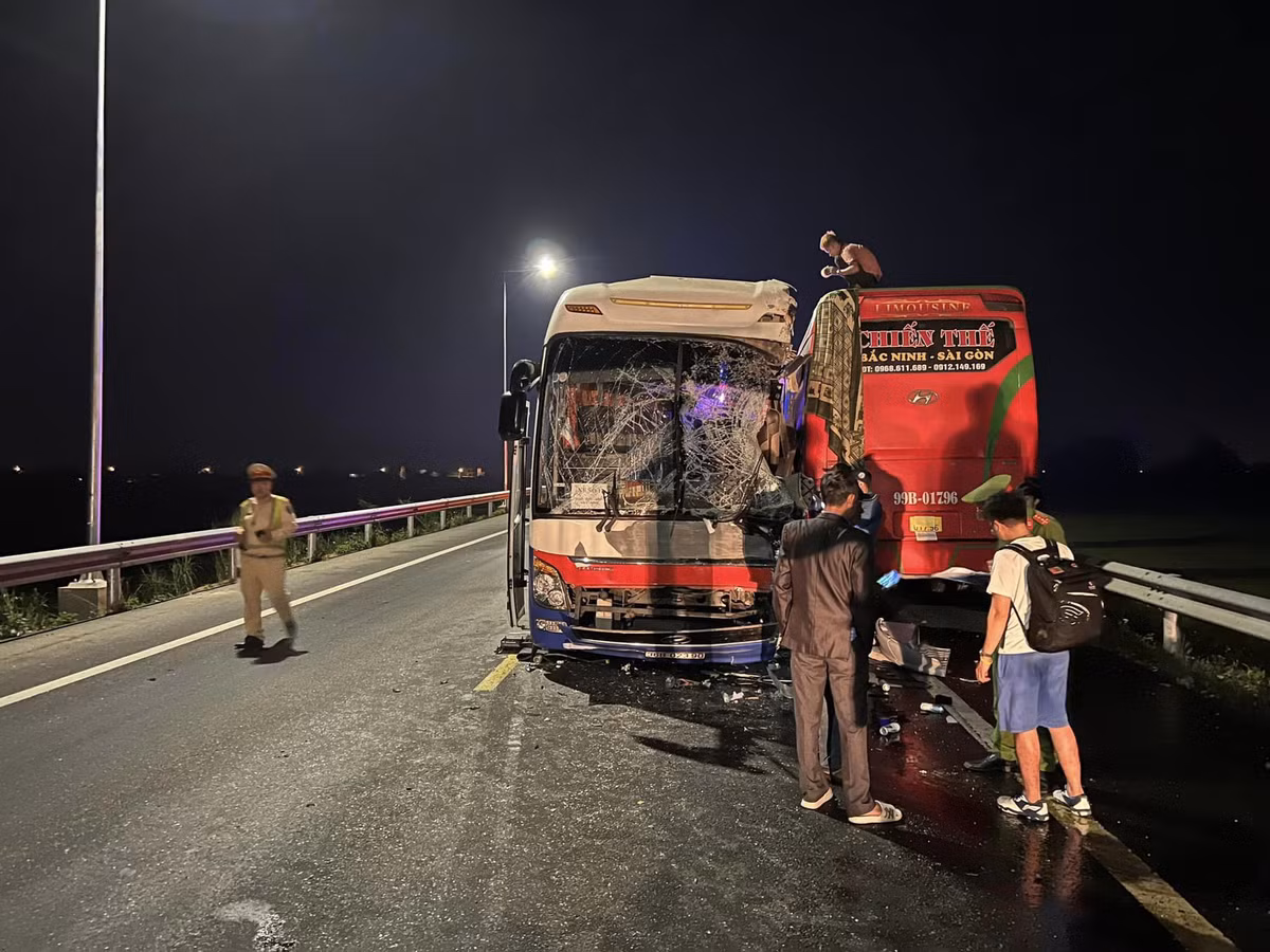 Xe khach va cham tren cao toc Da Nang- Quang Ngai, 27 nguoi thuong vong