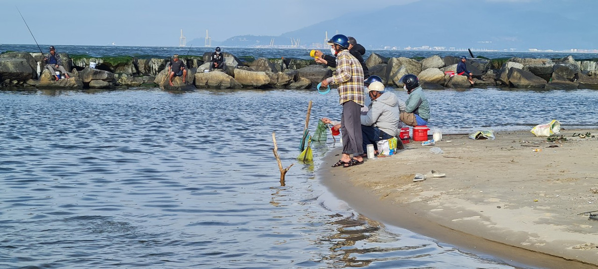 Chỉ cần 1 chai nhựa cùng một ít bột mỳ đủ cho vài tiếng đi câu nên nhiều người tranh thủ "kiếm thêm" những ngày cận Tết.