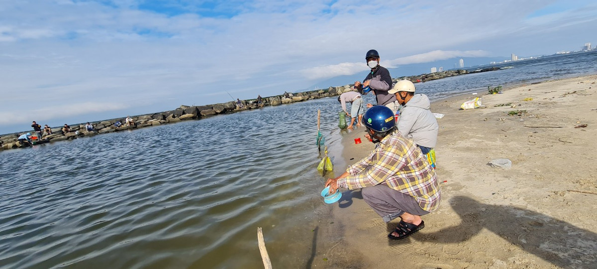 Thông thường, bất cứ cần thủ nào khi đi câu cũng phải có cần, lưỡi câu mang theo. Tuy nhiên, ở đây họ câu cá không dùng cần.