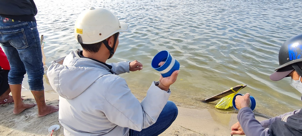 “Cách này không cầu kỳ và đòi hỏi kỹ thuật nên ai cũng có thể câu được cá”, anh Minh, một cần thủ đang ngồi chờ cá đớp mồi chia sẻ.