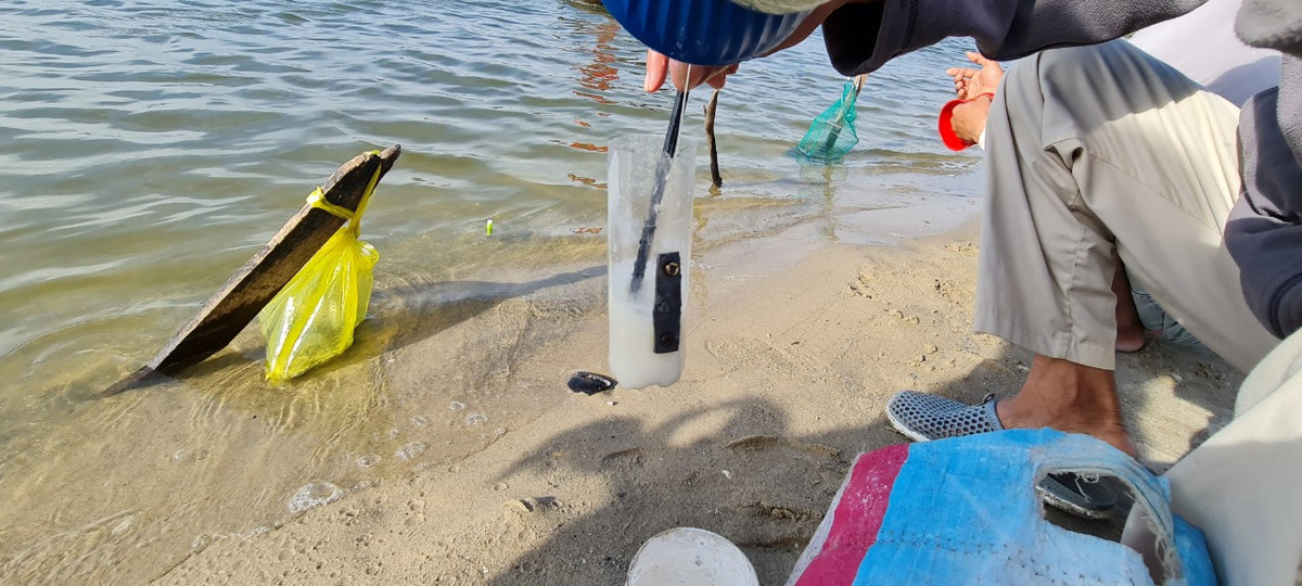 Một cần thủ cho biết, chỉ cần lấy chai nhựa cắt đôi, dọc chai gắn một thanh thép để làm chì rồi đục lỗ gắn dây cước vào, sau đó bỏ nửa thìa bột mỳ trộn lẫn cùng nước khuấy đều.