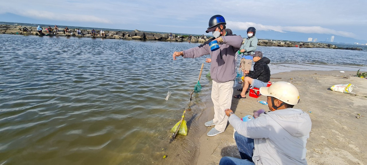Nghe mùi bột mỳ thơm nức, những con cá ham ăn cắm đầu vào chai rồi không thể bơi ngược nên cần thủ bắt cá dễ như chơi.