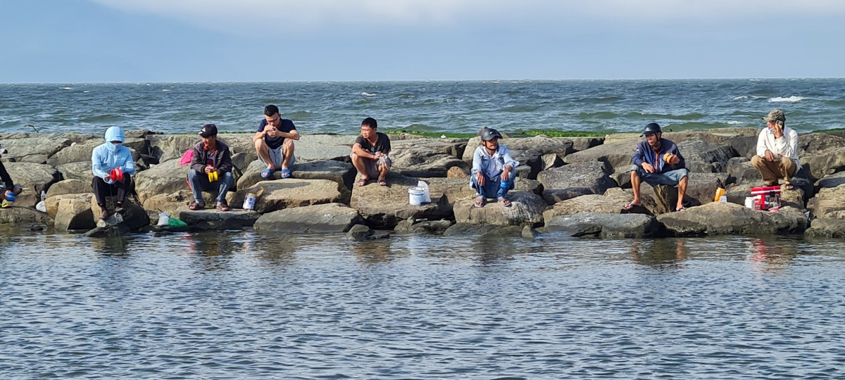 Khu vực cầu Phú Lộc (phường Thanh Khê Tây, quận Thanh Khê, TP. Đà Nẵng) trên đường Nguyễn Tất Thành những chiều cuối năm luôn đông cứng cần thủ già, trẻ.