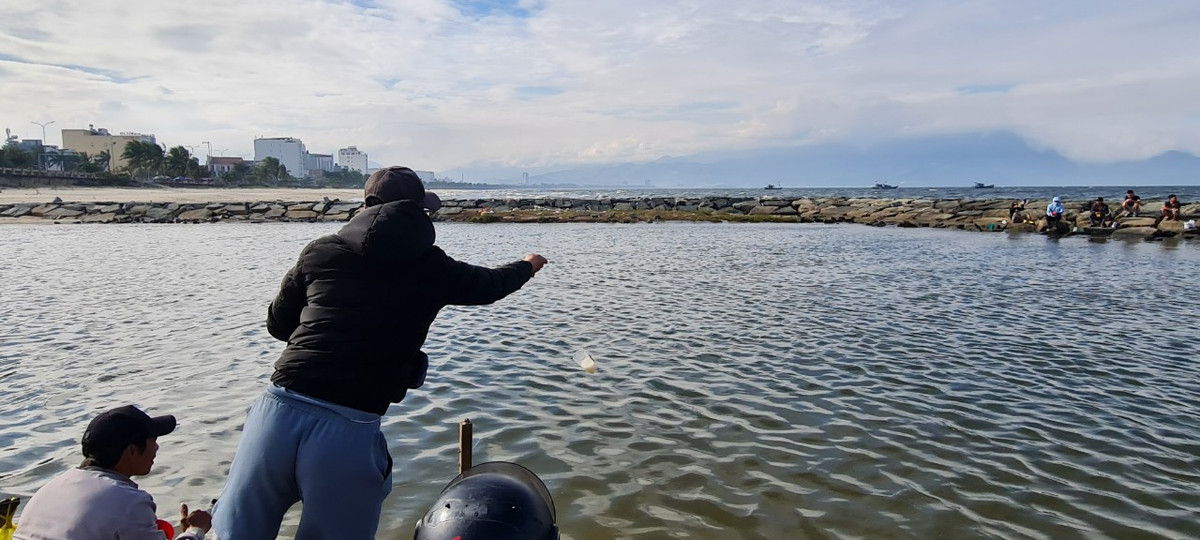 ..và ném xuống cửa sông.