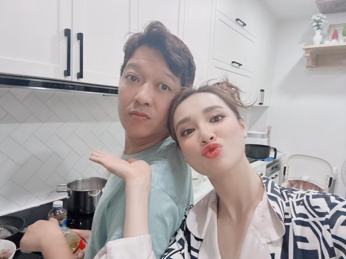 Nhã Phương chụp ảnh selfie cùng chồng khi Trường Giang đang nấu ăn.