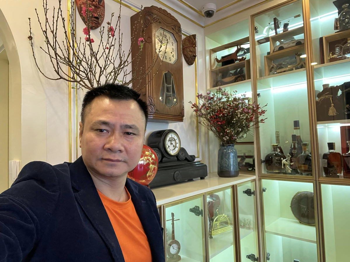 "Mong cho anh em nhà ta, niềm vui may mắn với mọi nhà, Tết Tây vui vẻ chờ Tết ta, bình an may mắn phú quý cát tường", NSND Tự Long làm thơ chào năm mới.