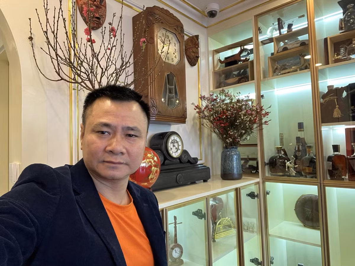 "Mong cho anh em nhà ta, niềm vui may mắn với mọi nhà, Tết Tây vui vẻ chờ Tết ta, bình an may mắn phú quý cát tường", NSND Tự Long làm thơ chào năm mới.