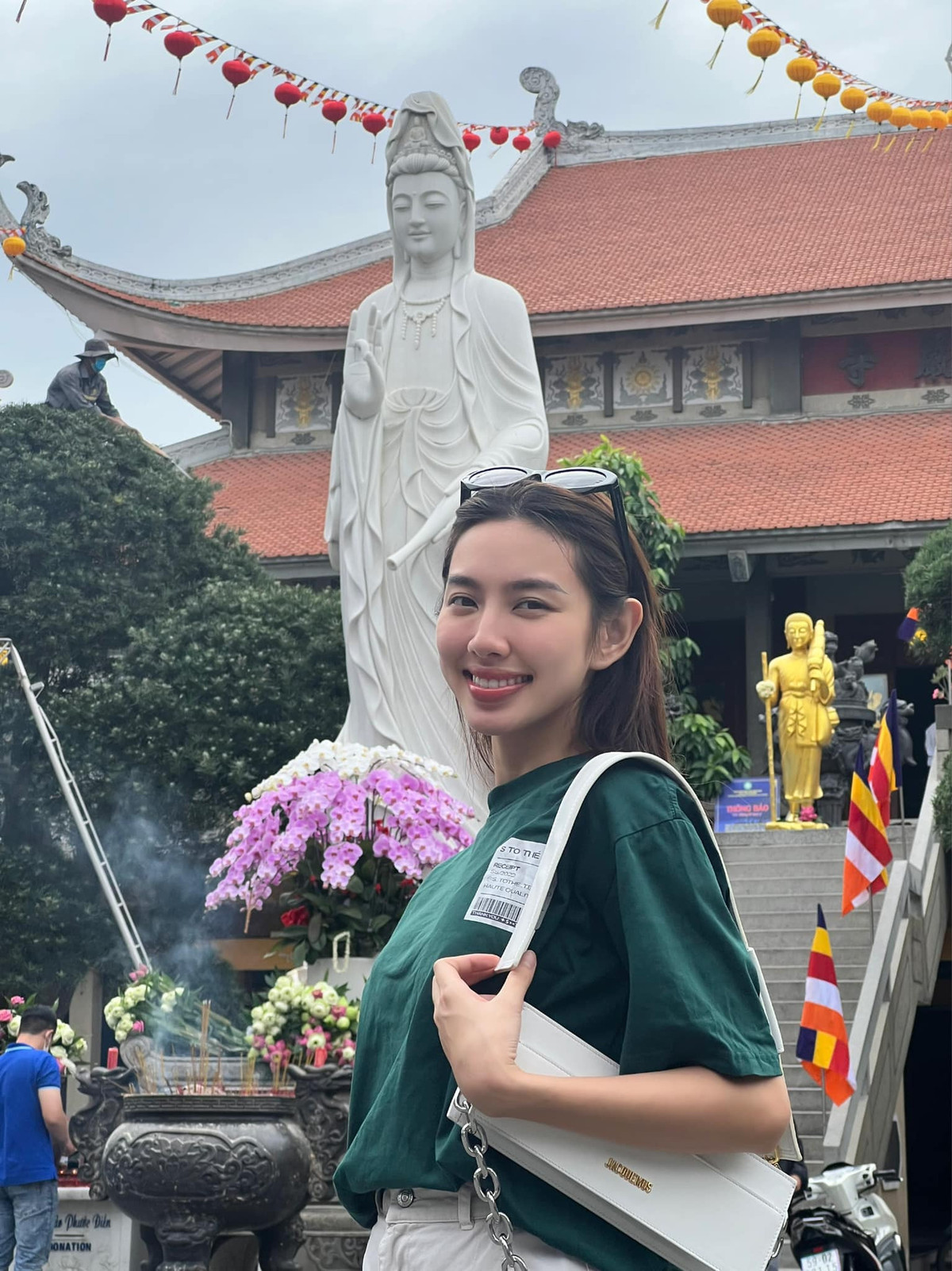 Hoa hậu Hòa bình Quốc tế Thùy Tiên đi lễ chùa đầu năm mới.